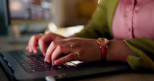 Computadora Portátil Teclado Manos Mujer Escribiendo Correo Electrónico Trabajando Hasta — Vídeo de stock