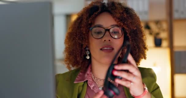 黑人妇女 夜间呼叫中心员工和商务人员在办公室有网络通信 与我们联系 与一位在客户服务对话中工作的快乐女性进行电话推销 — 图库视频影像