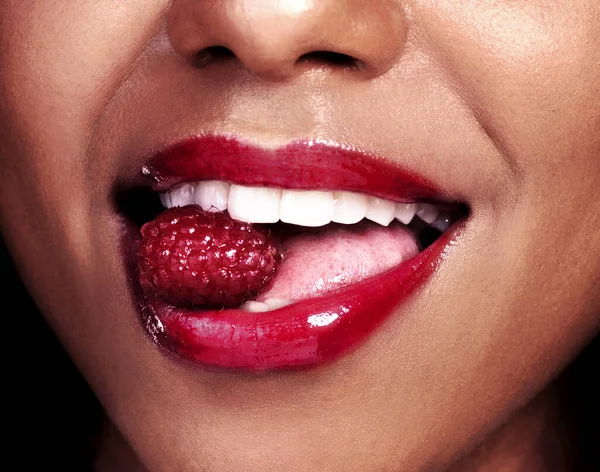 非常有浆果味一个面目全非的女人 嘴里衔着樱桃 — 图库照片