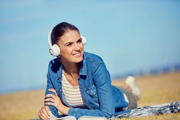 Música Lleva Lugares Hermosos Una Atractiva Joven Usando Auriculares Mientras — Foto de Stock