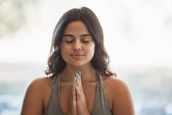 ヨガの瞑想 健康と運動のために家の中で祈りの手と女性 ピラティス 禅のチャクラと穏やかな女性のヨギとともに 全体的なトレーニング 平和とマインドフルネスワークアウトのための名声ポーズ — ストック写真