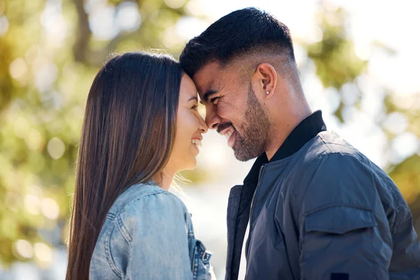 Par Utendørs Smile Ansikt Til Ansikt Kjærlighet Omsorg Lykke Sammen – stockfoto