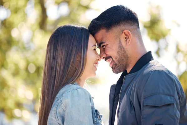 Lykkelig Par Utendørs Smil Kjærlighet Omsorg Lykke Sammen Sommeren Leder – stockfoto