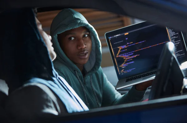 Przestępczość Jest Wszędzie Dwóch Młodych Hakerów Korzystających Laptopa Samochodzie — Zdjęcie stockowe