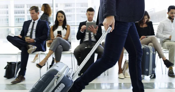 Görünüşe Göre Işler Uluslararası Hale Geliyor Havaalanında Elinde Bavuluyla Dolaşan — Stok fotoğraf