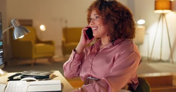 Счастливая Женщина Лицо Телефонный Звонок Ночном Офисе B2B Сетей Сотрудничества — стоковое видео