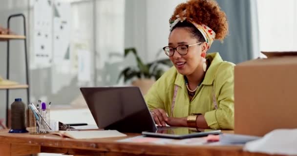 Laptop Έκπληξη Και Μια Νικήτρια Επιχειρηματίας Μαύρη Γυναίκα Γιορτάζει Ενώ — Αρχείο Βίντεο