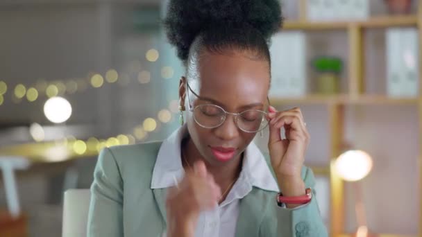 Очки Головная Боль Выгорание Работе Офисе Черной Женщины Страдающей Стресса — стоковое видео