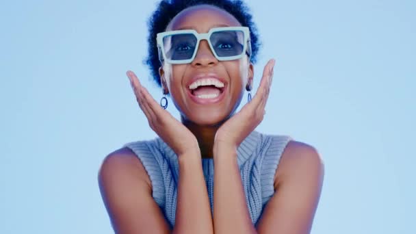 Чорна Жінка Сонцезахисні Окуляри Обличчя Студії Щасливим Збудженим Модним Сюрпризом — стокове відео