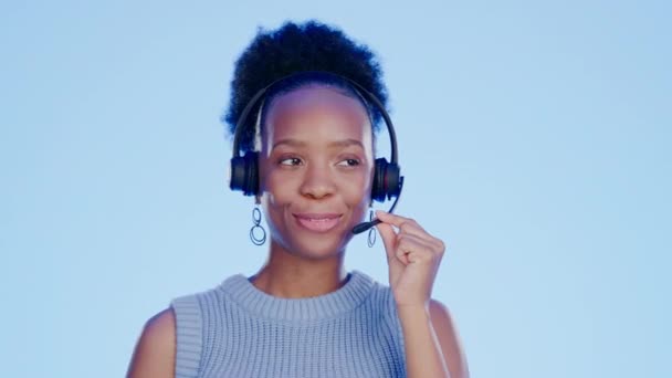 Siyahi Kadın Çağrı Merkezi Stüdyodaki Müşteri Hizmetleri Danışmanlığı Mavi Bir — Stok video