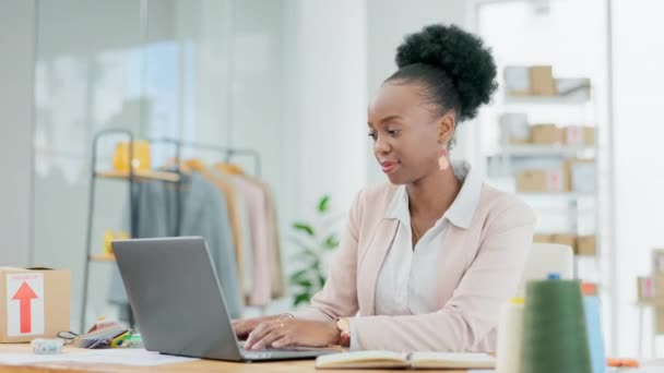 オフィスでデジタルマーケティングでファッションデザイナーの電子商取引ビジネスで黒の女性 ラップトップと書き込み コンピュータ上のスケジュール計画のためのノートブック付き幸せなアフリカの女性小売衣料品の所有者 — ストック動画