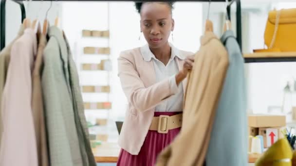 Czarna Kobieta Moda Sprawdzanie Regałów Odzieżowych Logistyce Lub Małych Firm — Wideo stockowe