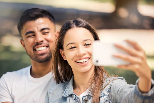 Aire Libre Pareja Sonrisa Con Selfie Para Amor Cuidado Felicidad —  Fotos de Stock