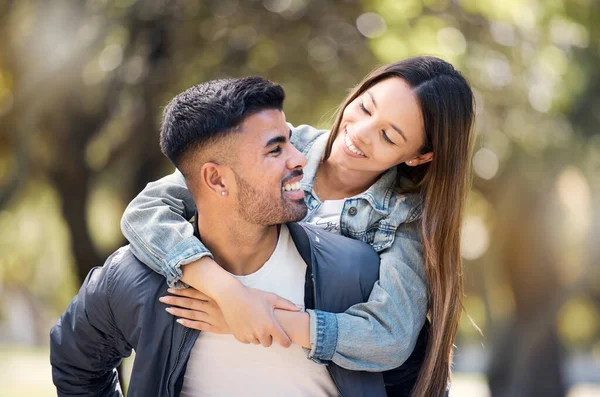 Pareja Sonrisa Aire Libre Cuestas Para Amor Cuidado Felicidad Juntos —  Fotos de Stock