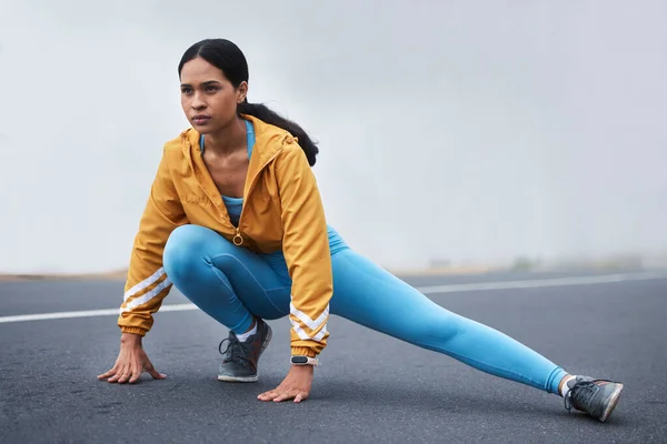다리를 여자와 달리기 선수는 산에서 집중적으로 위에서 운동을 마라톤 준비가 — 스톡 사진
