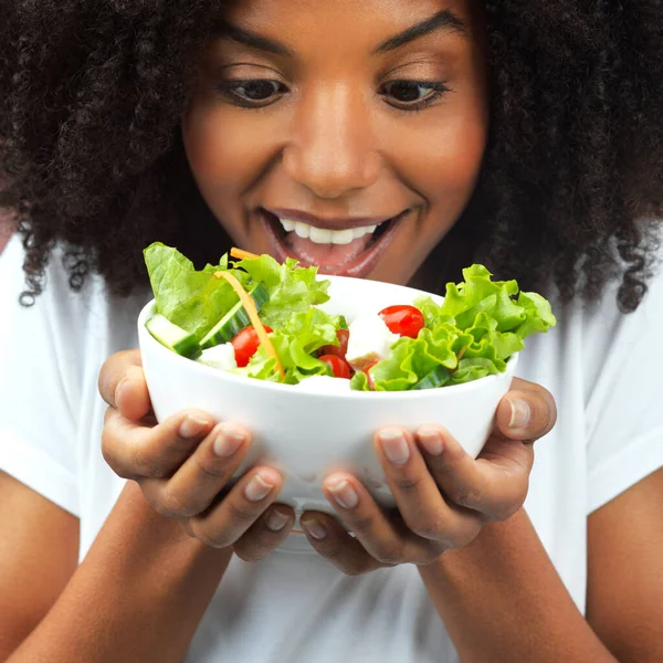Saúde Tudo Estúdio Tiro Uma Jovem Atraente Comendo Salada — Fotografia de Stock