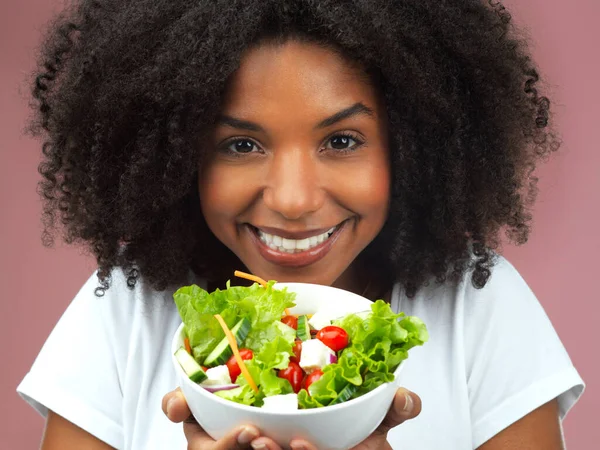 Que Comes Estúdio Tiro Uma Jovem Atraente Comendo Salada Contra — Fotografia de Stock
