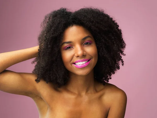 Счастлива Здоровьем Своих Волос Студийный Снимок Привлекательной Молодой Женщины Позирующей — стоковое фото