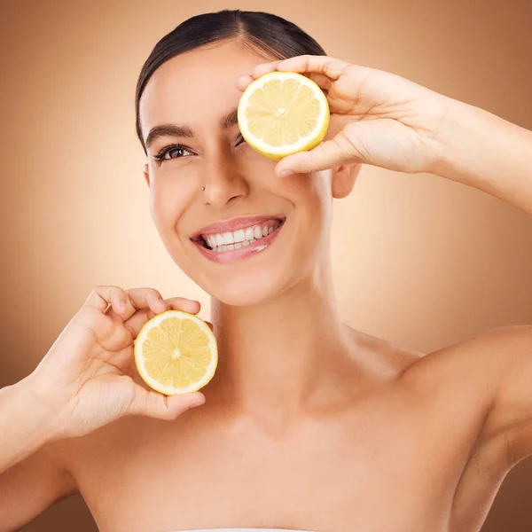 Skincare Lemon Dan Wanita Wajah Pembersihan Dari Orang Muda Dengan — Stok Foto