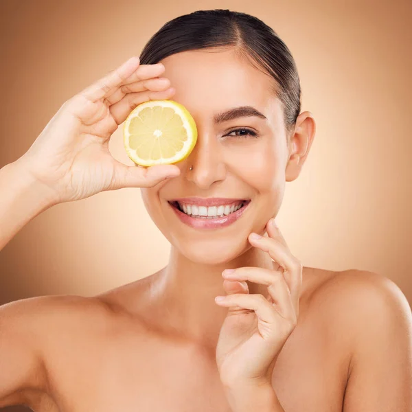 Güzellik Sağlık Portresi Limonlu Mutlu Kadın Narenciye Sağlık Hizmetine Doğal — Stok fotoğraf