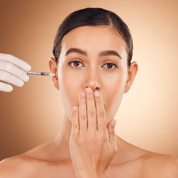 Plastische Chirurgie Verrassing Handen Portret Vrouw Met Naald Gezichtsverandering Cosmetica — Stockfoto