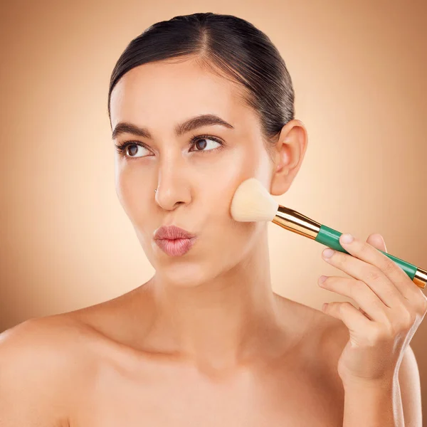 Schoonheid Cosmetica Make Vrouw Met Borstel Gezicht Esthetische Bruine Achtergrond — Stockfoto