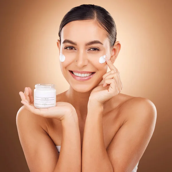 Portrait Skincare Lotion Model Woman Studio Brown Background Beauty Hydration — Stock Photo, Image