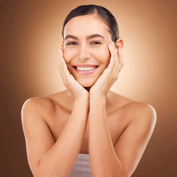Satisfacción Con Maquillaje Retrato Facial Mujer Feliz Con Cosméticos Faciales —  Fotos de Stock