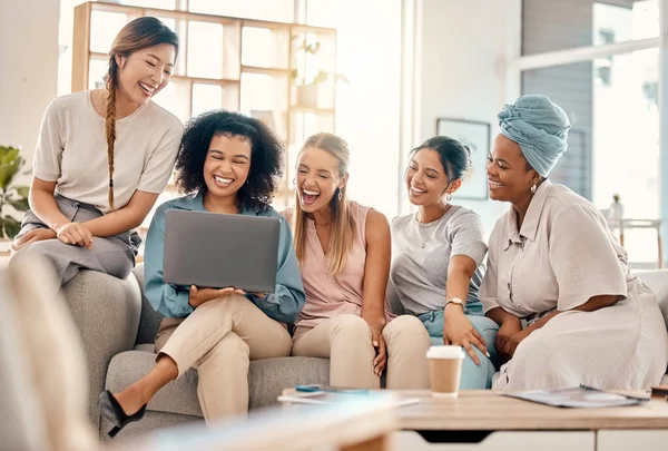 Mulheres Negócios Sucesso Laptop Colaboração Inicialização Com Tecnologia Assistindo Vídeo — Fotografia de Stock