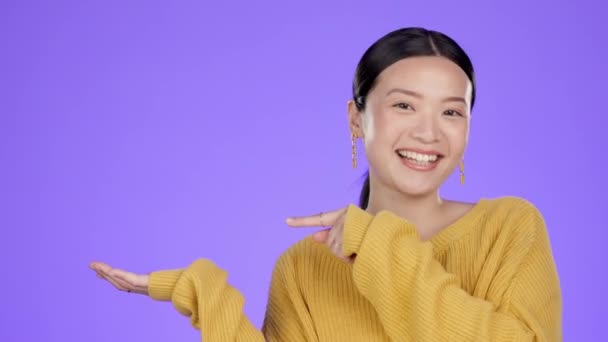 Portrét Asijské Ženy Maketou Umístění Produktu Úsměvem Oznámení Izolované Fialovém — Stock video