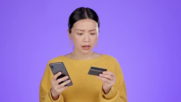 Overstuur Telefoon Geschokte Vrouw Met Credit Card Probleem Studio Geïsoleerd — Stockvideo