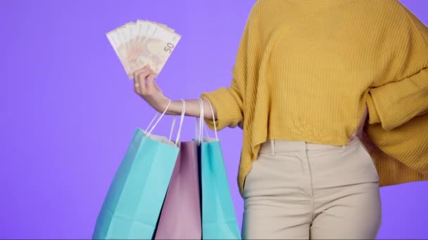 Saco Compras Dinheiro Varejo Com Mãos Mulher Para Spree Pagamento — Vídeo de Stock