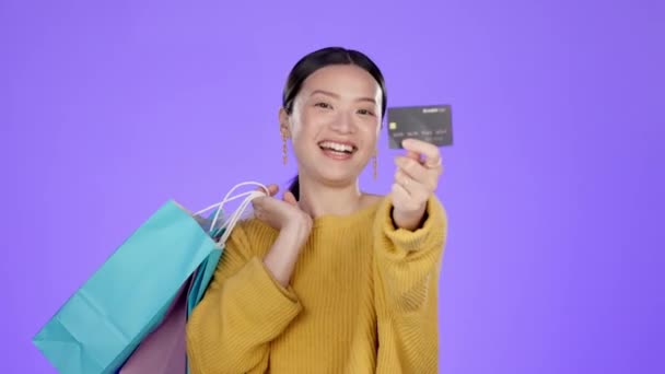 采购购物袋 信用卡和微笑与亚洲女人在工作室交易 折扣和销售 促销和向女客户支付紫色背景的财富 产品和服务费用 — 图库视频影像
