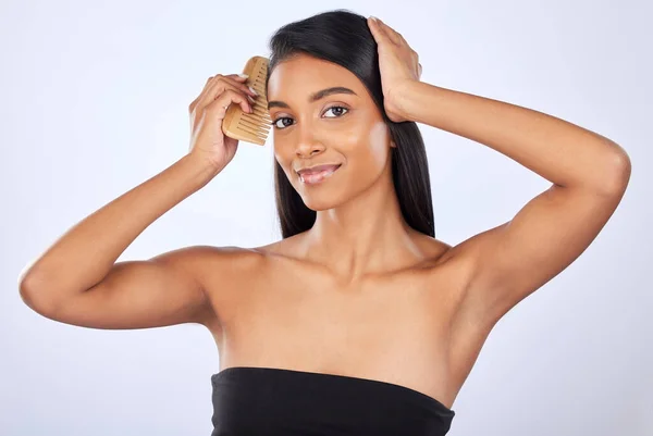 Vrouw Kam Haar Schoonheid Haarverzorging Cosmetica Keratine Behandeling Glimlach Portret — Stockfoto