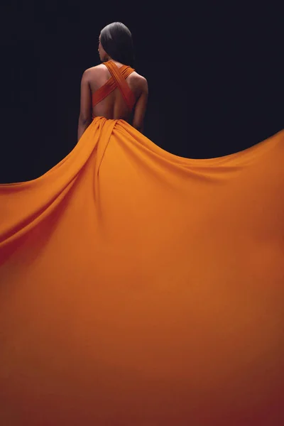 Jurk Trein Vrouw Terug Elegante Stijl Schoonheid Donkere Achtergrond Mode — Stockfoto