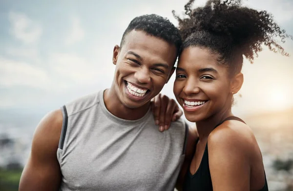 健康であることは私たちを幸せにした 屋外で一緒に運動するスポーティ若いカップルの肖像画 — ストック写真
