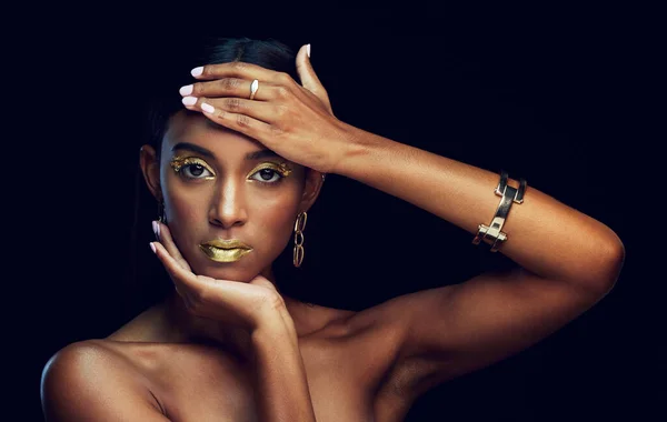 Kvinna Ansikte Och Skönhet Med Guld Makeup Mode Och Konst — Stockfoto