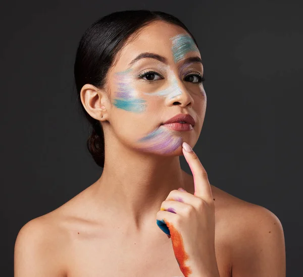 Skóra Sztuka Portret Kobiety Farbą Twarzy Kreatywnym Makijażem Samoekspresją Piękno — Zdjęcie stockowe