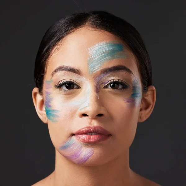 Sztuka Estetyka Portret Kobiety Farbą Twarzy Kreatywnym Makijażem Samoekspresją Piękno — Zdjęcie stockowe