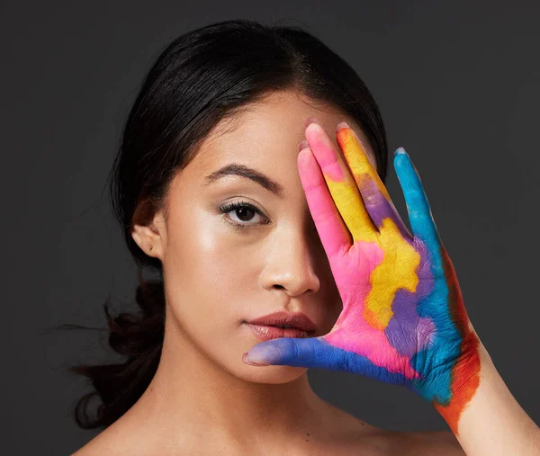 Ομορφιά Γυναίκα Και Πρόσωπο Χρώμα Στην Παλάμη Τέχνη Πολύχρωμη Αισθητική — Φωτογραφία Αρχείου