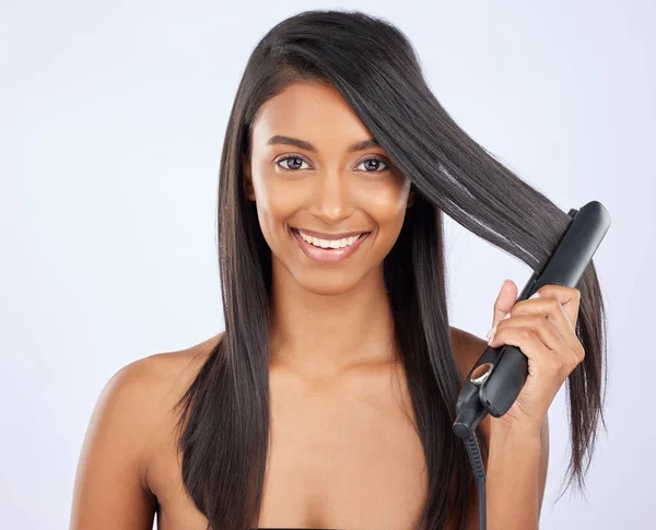 Saç Bakım Kozmetik Saç Düzleştiricisi Olan Bir Kadın Düz Uzun — Stok fotoğraf