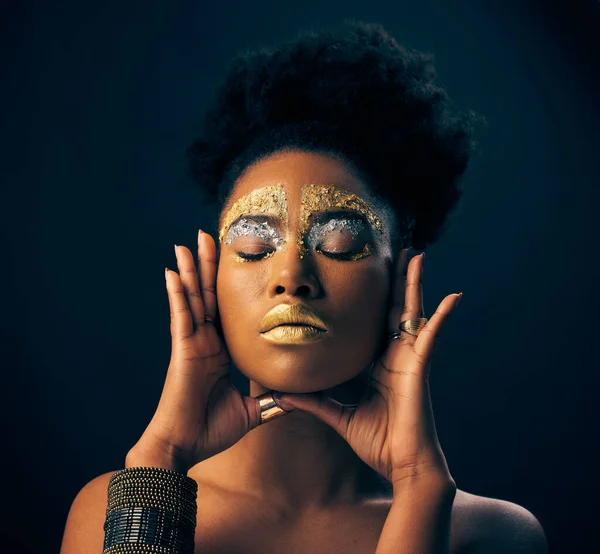 Beleza Ouro Metálico Com Mulher Negra Maquiagem Estúdio Para Luxo — Fotografia de Stock