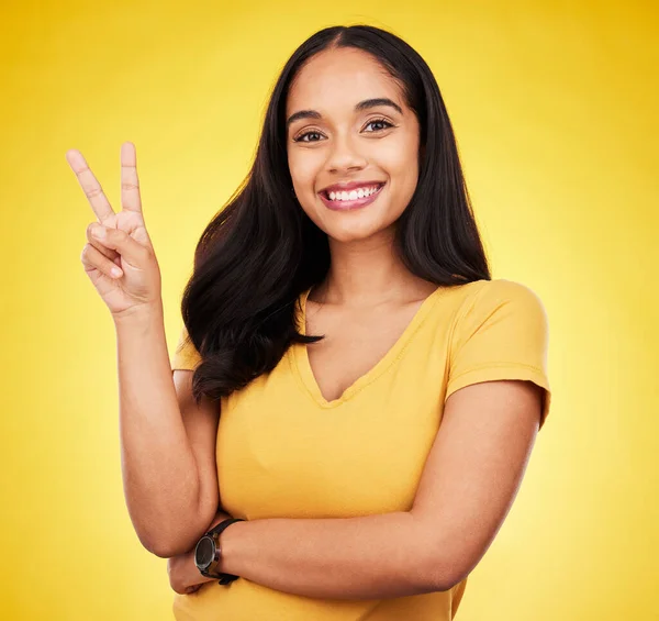 여성의 초상화 미소와 평화의 손가락 스튜디오 노란색 배경이다 승리의 재미있는 — 스톡 사진