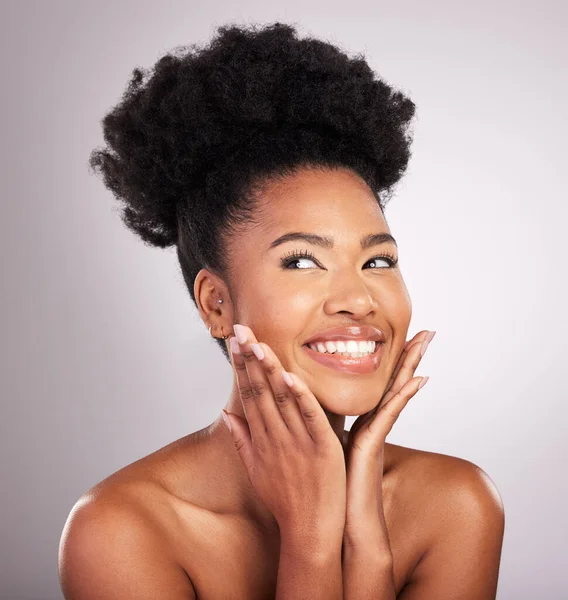 Huidverzorging Schoonheid Vrolijke Zwarte Vrouw Met Zelfvertrouwen Witte Achtergrond Cosmetica — Stockfoto