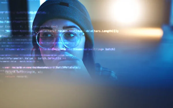 Προγραμματιστής Χάκερ Κώδικα Γυναίκα Στο Σκοτεινό Δωμάτιο Νύχτα Για Κωδικοποίηση — Φωτογραφία Αρχείου