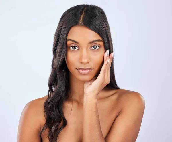 头发护理或面部在工作室肖像为健康的自然光泽 角蛋白或健康的白色背景 迷人的年轻模特 漂亮的印度女人或美容院温泉自我护理化妆品在美容美发中 — 图库照片