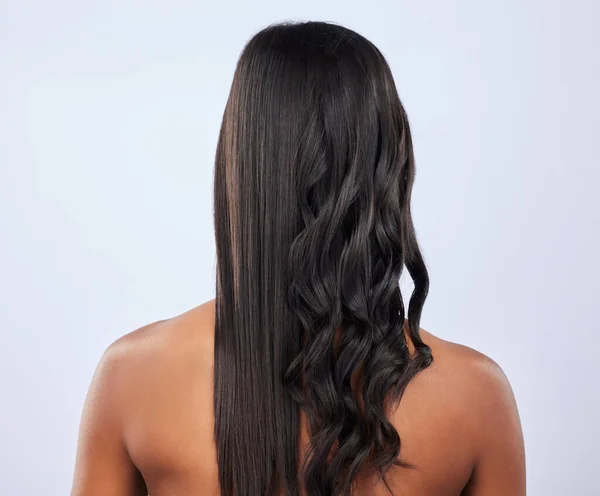 Achteraanzicht Vrouw Haarverzorging Studio Voor Schoonheid Zelfverzorging Stijl Behandeling Geïsoleerd — Stockfoto
