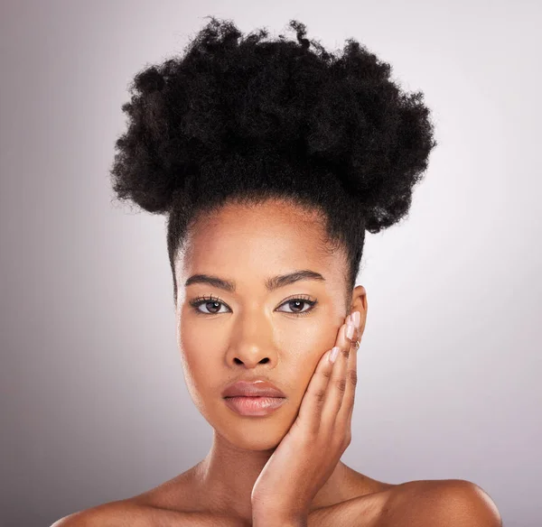 スキンケア 化粧品や自信を持って黒の女性の肖像画 白の背景と美しさの製品 皮膚科と自然メイク 健康的なスキンケアと健康のためのスタジオでのアフリカモデル — ストック写真