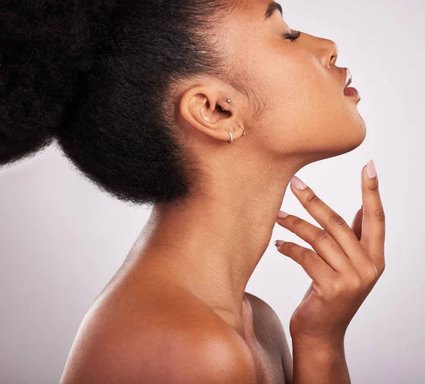 Skincare Kozmetikumok Profil Fekete Magabiztossággal Fehér Háttér Szépségápolási Termék Egészség — Stock Fotó