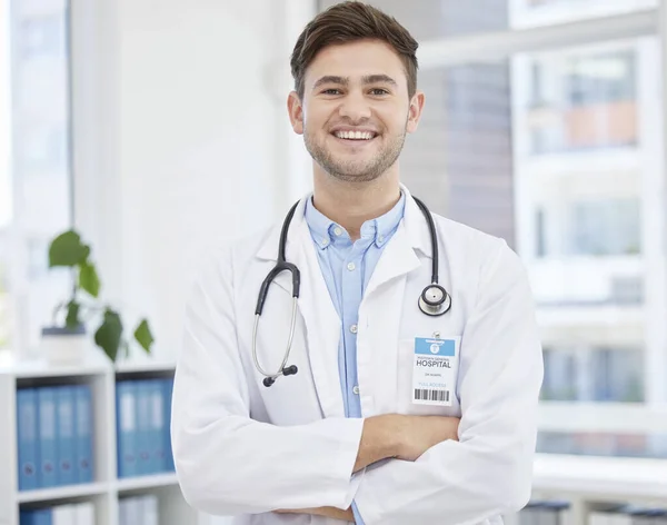 Gülümse Doktor Hastanedeki Adamın Sağlık Ilaç Tıbbi Bakım Için Çapraz — Stok fotoğraf